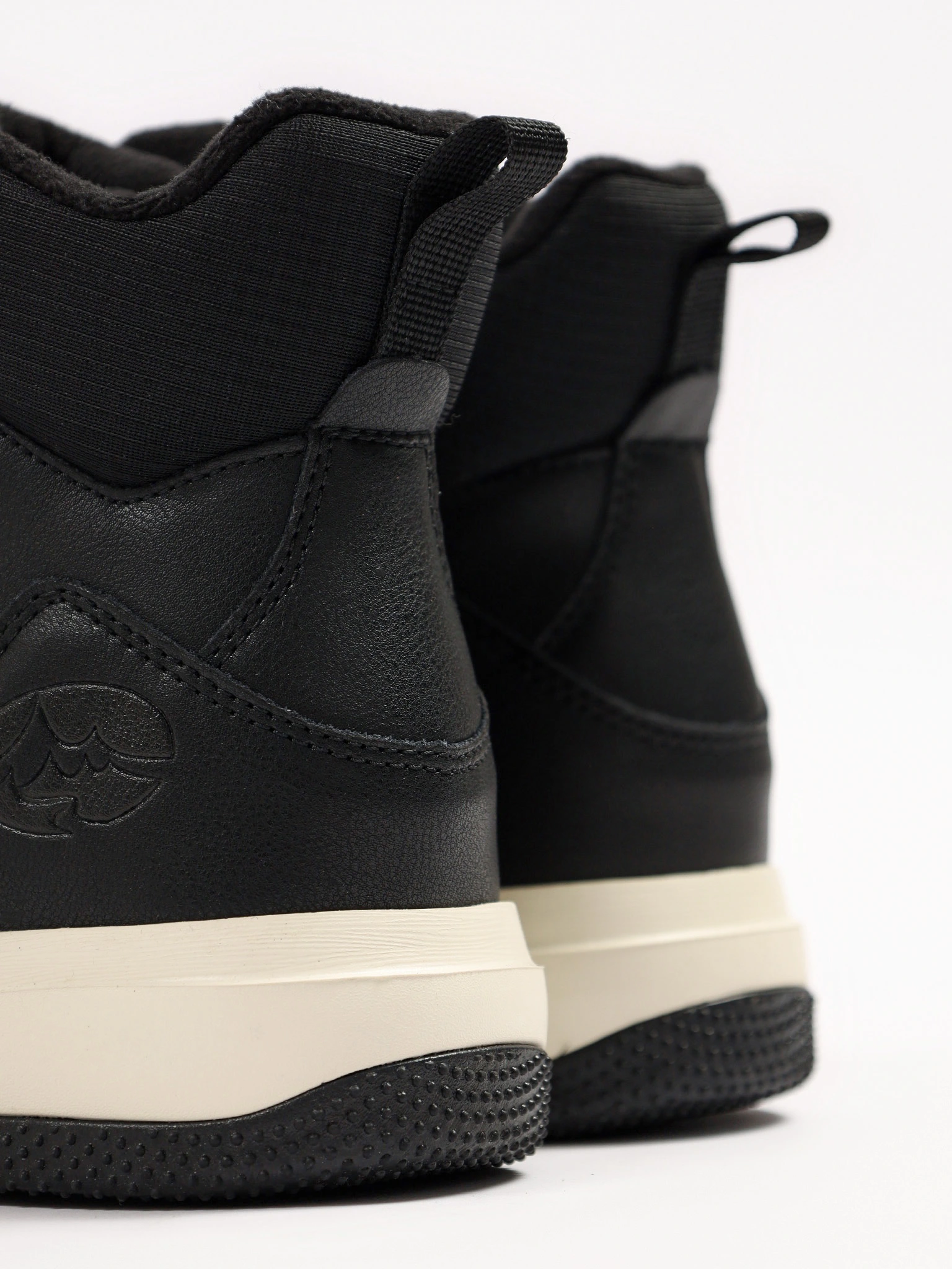 Ботинки комбинированные черного цвета на контрастной средней подошве